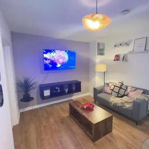 lively-1-bed-apartment-in-buzzing-east-london.brighton-hotels-england.com/